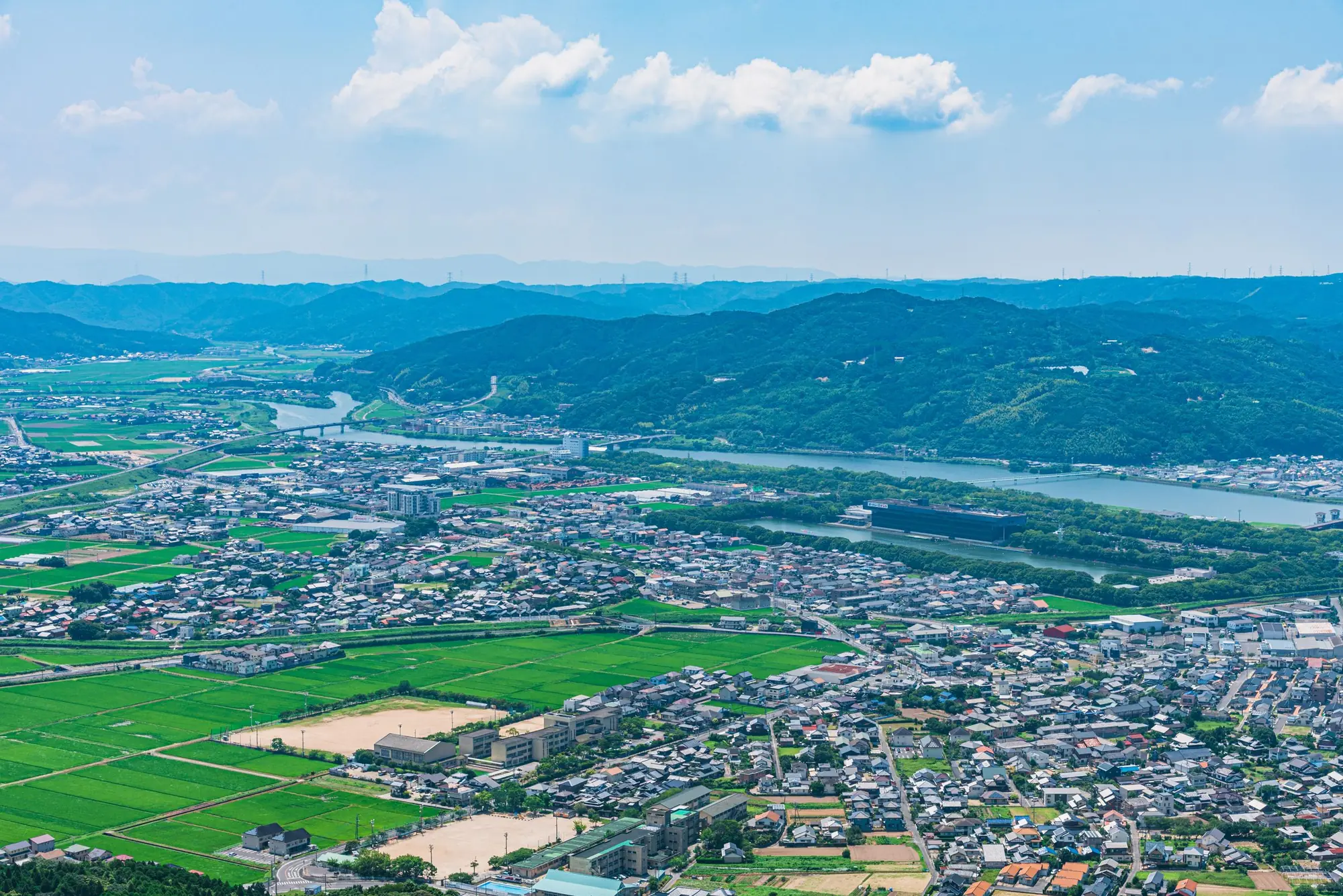 佐賀平野と市街地を見下ろす風景